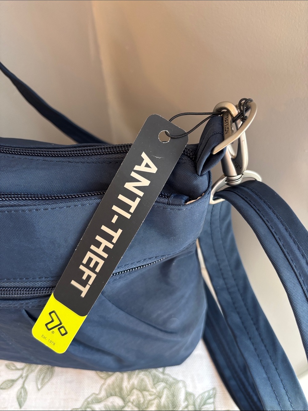 New with tags!Beautiful Travelon Anti-Theft Signature Compartment Crossbody Bag - Picture 3 of 7